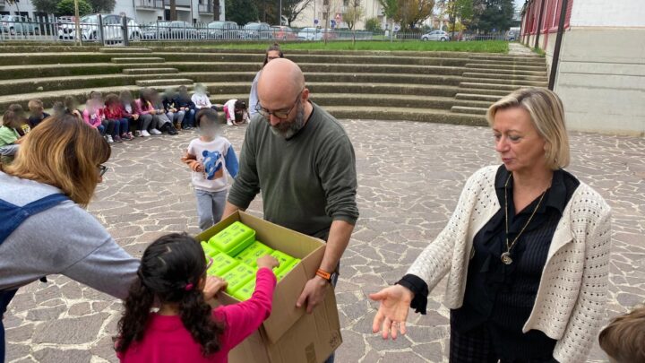 Merenda sana e sostenibile con i porta-merenda del Comune di Scandiano